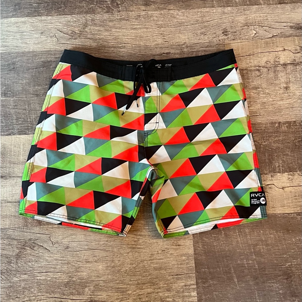 Like New Men’s RVCA retro board shorts sz 38